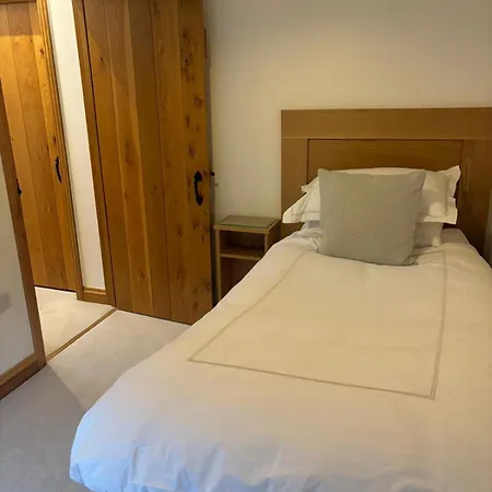 Two Trees, By Birch 펜션 *